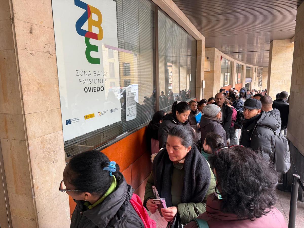 "A las cuatro de la mañana ya había gente esperando": decenas de migrantes hacen cola en Oviedo para comenzar los trámites y regularizar su situación