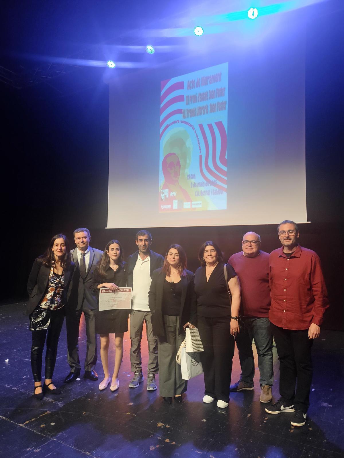 Lara, con representantes del IES Jaume I, en la ceremonia de entrega de los premios, en Sueca.