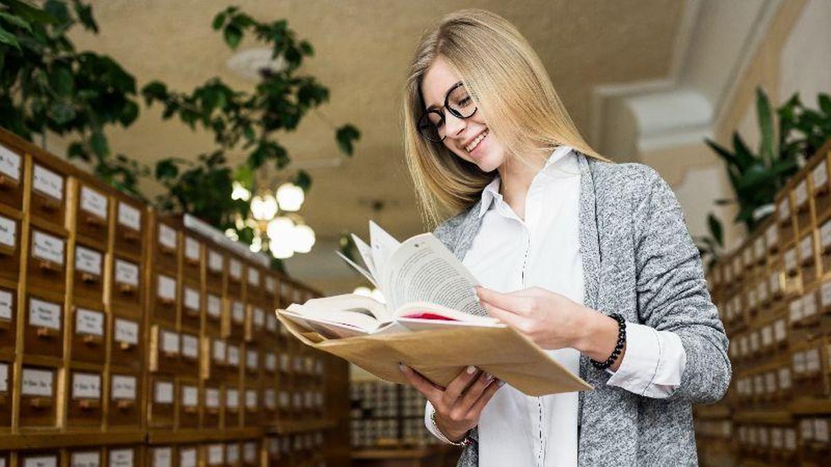 Una joven documentalista.