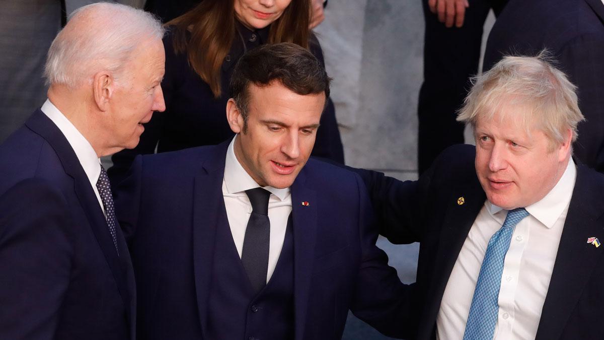 Joe Biden, Emmanuel Macron y Boris Johnson, en la cumbre extraordinaria de la OTAN celebrada en Bruselas