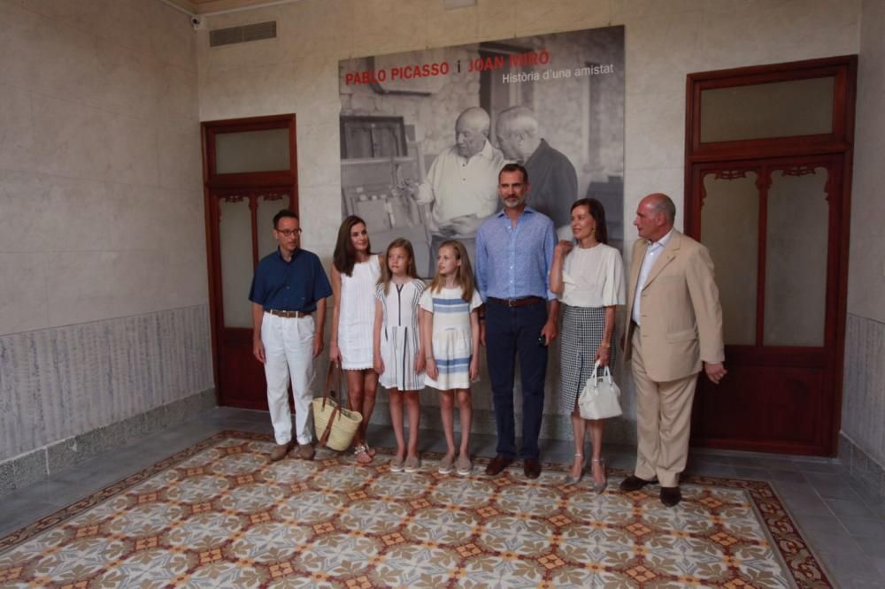 Los Reyes y sus hijas visitan la exposición de Miró y Picasso en Can Prunera de Sóller