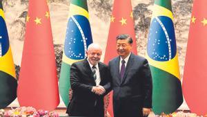 El presidente de Brasil, Lula Da Silva, estrecha la mano de su homólogo chino, Xi Jinping, en un encuentro en Pekín el pasado 14 de abril.