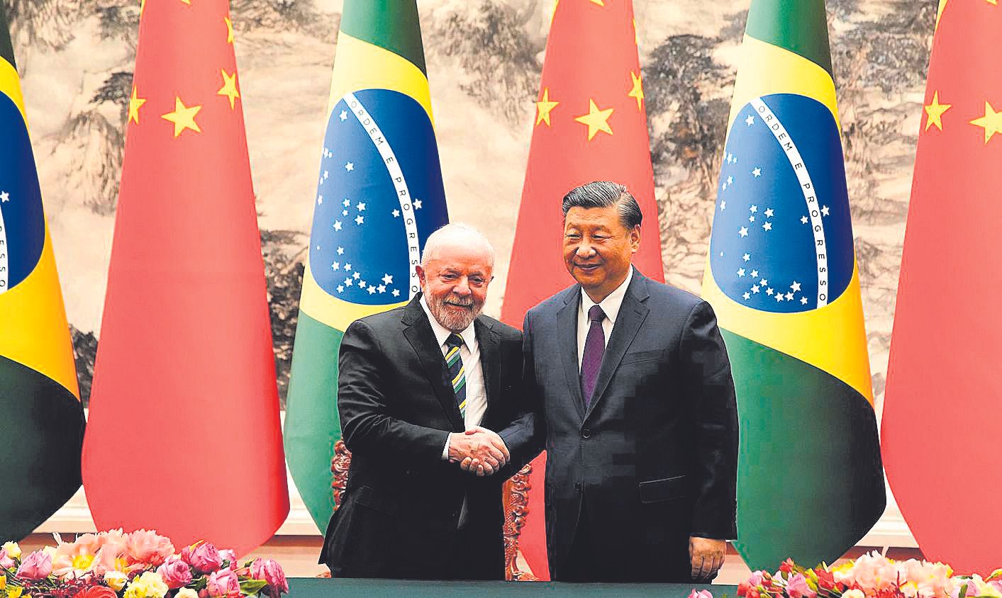 El presidente de Brasil, Lula Da Silva, estrecha la mano de su homólogo chino, Xi Jinping, en un encuentro en Pekín el pasado 14 de abril.