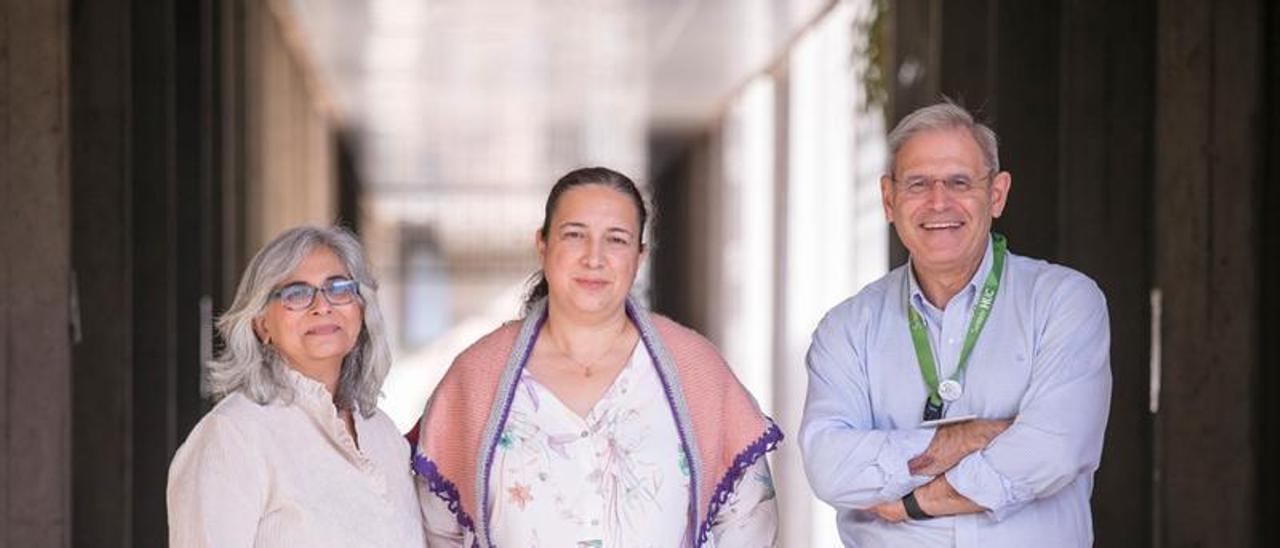 dicen las médicas de familia Vinita Mahtani Chugani, y Mariola Marrero Díaz, junto al catedrático de Medicina de la ULL, Emilio Sanz.