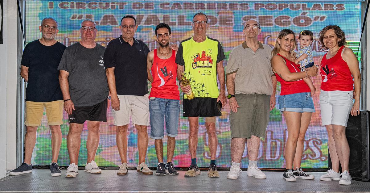 Autoridades con el participante más veterano.