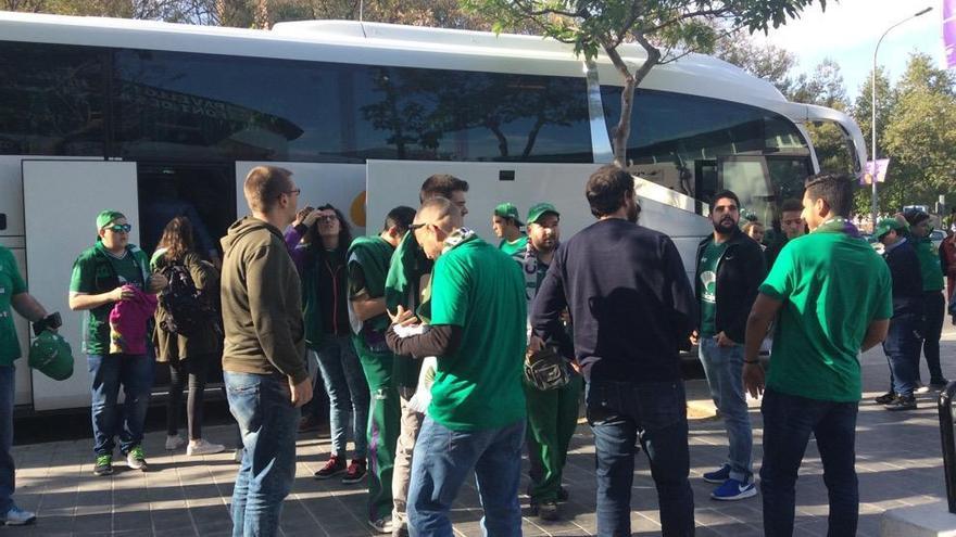 Aficionados del Unicaja al llegar a La Fonteta.