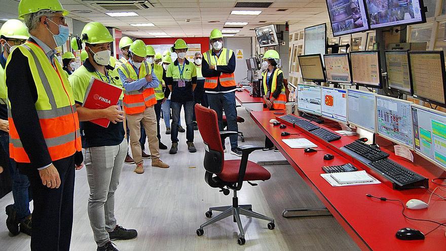 El vicepresidente de la Xunta, Francisco Conde, en la visita a las instalaciones de Finsa.  | // FDV