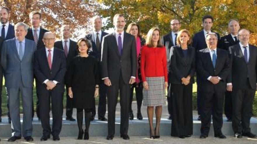 Los Reyes, junto a los representantes de la Comisión Nacional para el quinto centenario de la vuelta al mundo de Magallanes y Elcano