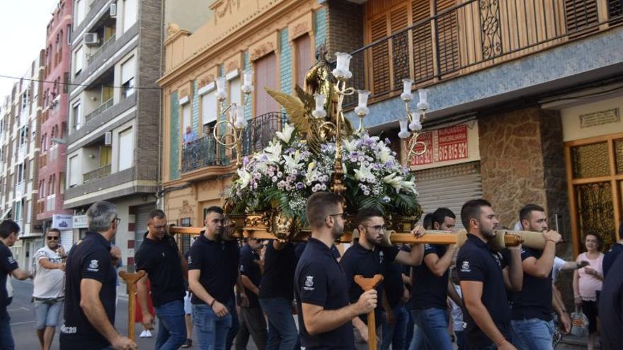 Los Clavarios portan al santo durante los traslados.