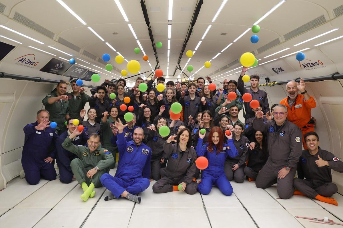 Foto de grupo en el avión. Foto de grupo en el avión.