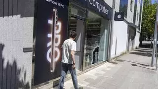 Un grupo de encapuchados roba en la tienda de Apple en Santiago con el método del alunizaje