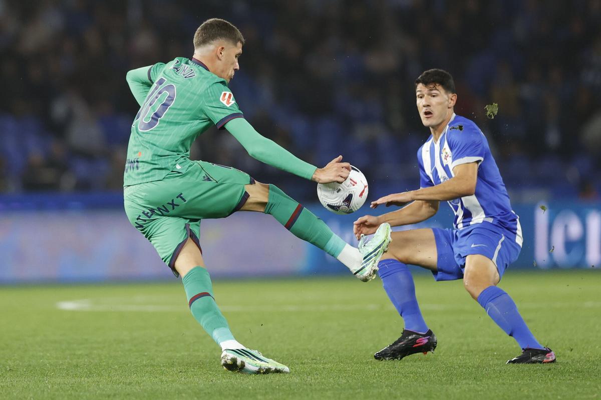 A CORUÑA (GALICIA), 16/10/2026.- El delantero serbio del Levante Petar Ratkov (i) lucha con Miguel Loureiro, del Deportivo, durante el partido de la jornada 9 de LaLiga que Deportivo de A Coruña y Levante UD disputan este viernes en el estadio de Riazor. EFE/ Cabalar