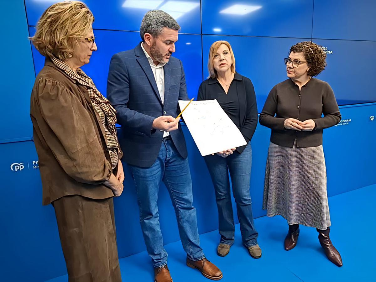 El senador popular Antonio Luengo, atiende a los medios en rueda de prensa en la sede del PP en Murcia.