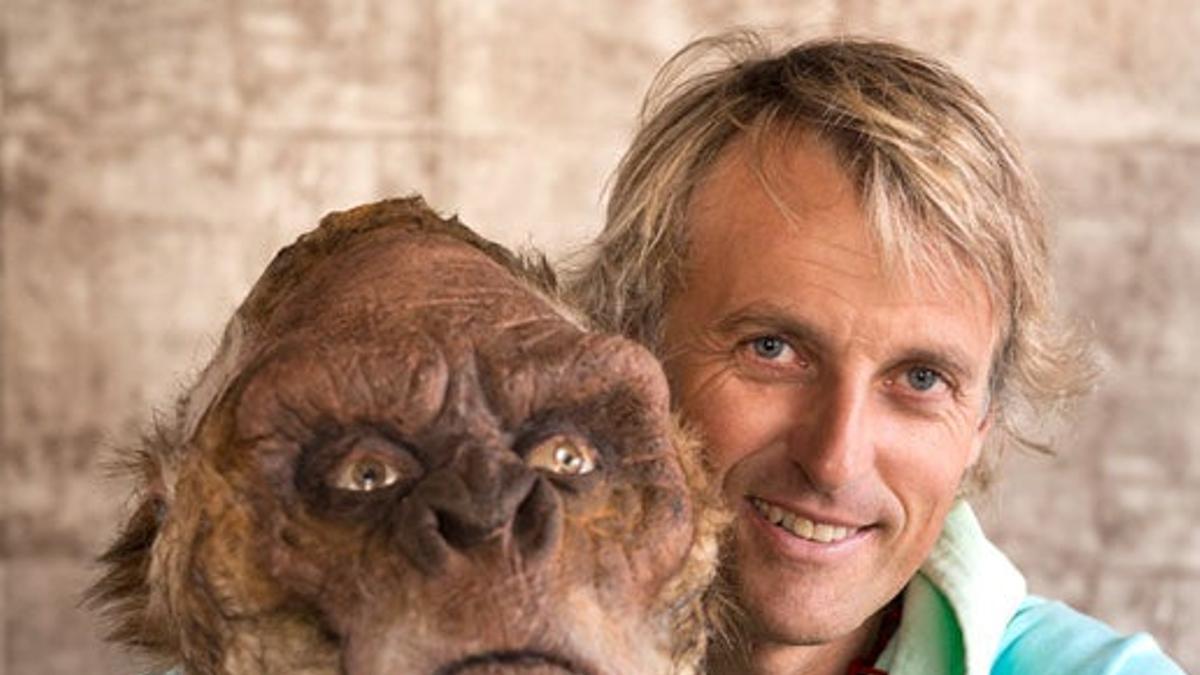 Jesús Calleja, montañista y conductor del programa "Desafío Extremo", con un yeti de silicona en su casa de Golpejar de la Sobarriba (León).