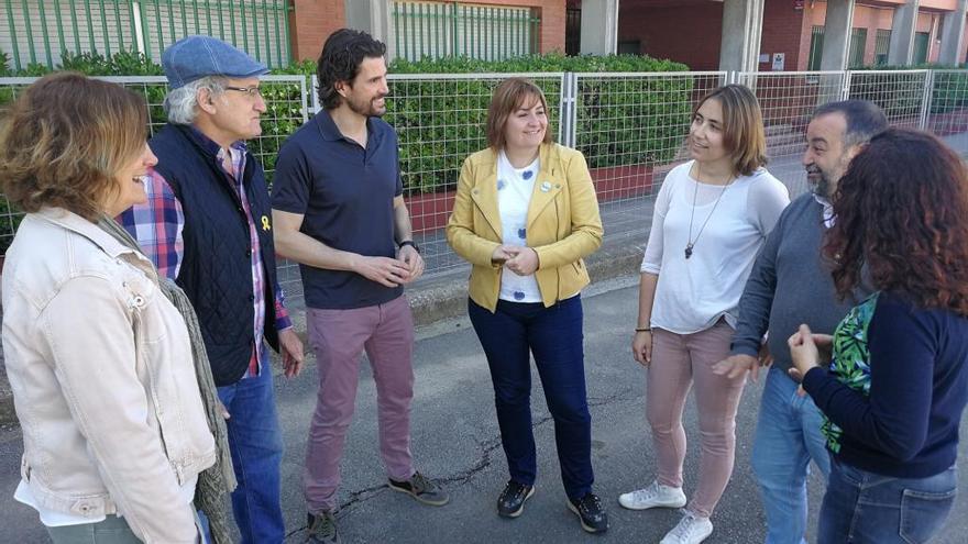 Lladó amb alguns membres del seu grup davant l&#039;escola