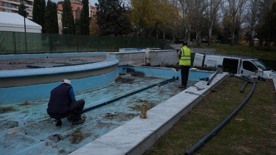 Operarios trabajan en la fuente de La Marina.