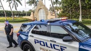 Vista de la Policía a las afueras de Mar-a-Lago, residencia del expresidente estadounidense Donald Trump en Palm Beach, Florida, en una fotografía de archivo. 