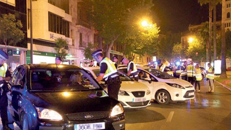 Control de alcoholemia de la Policía Local de Palma, anteanoche en la plaza de España.