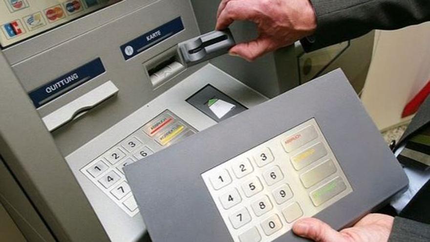 La Policía alerta de la estafa en el cajero que te vacía la cuenta: solo tienes que teclear el pin