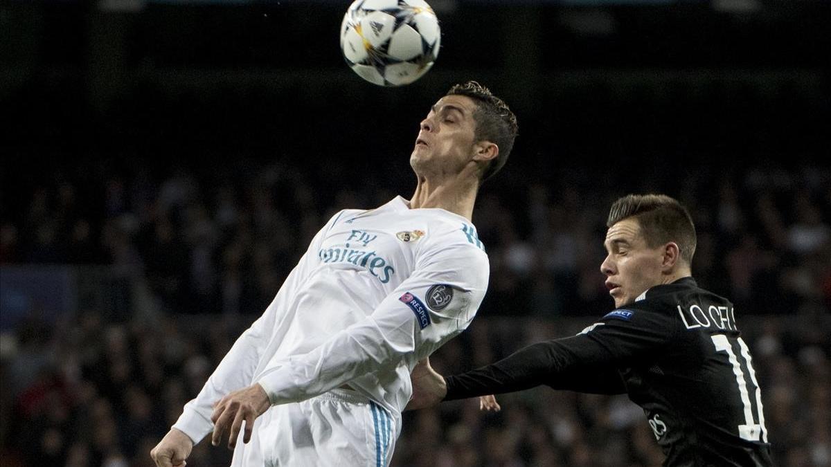 Lo Celso pugna por el balón con Ronaldo.