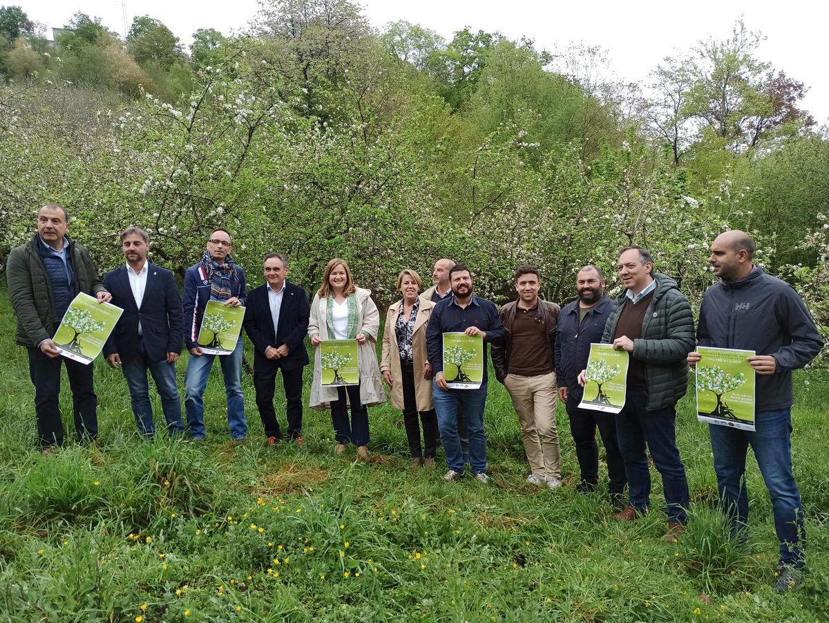 Jorge García, Gerardo Fabián, Ángel Villa, Juan Cañal, Begoña López, Sandra Cuesta, Juan Stove, Aitor García, Pablo Cueto, Saúl Bastián Montequin, Alejandro Vega y Daniel Ruiz posan con los carteles de la Semana de la Floración del Manzano.