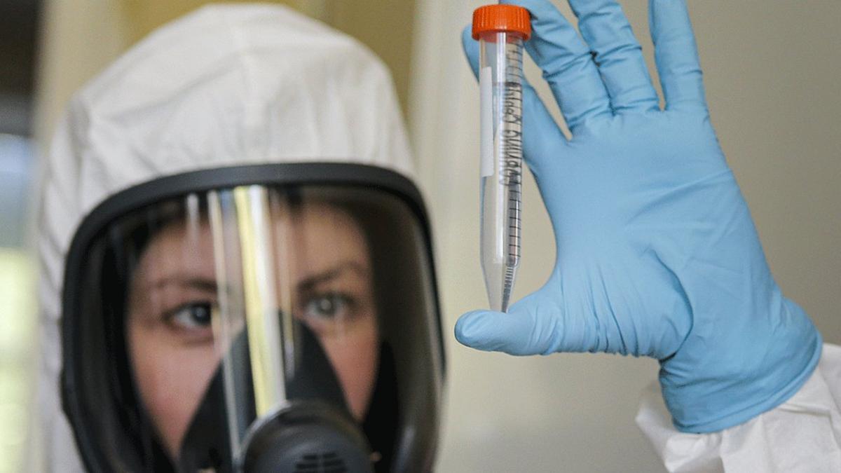 Una investigadora muestra una dosis de la vacuna contra el covid desarrollada por el Centro Nacional de Epidemiología y Microbiología Nikolai Gamaleya en Moscú, el pasado 6 de agosto