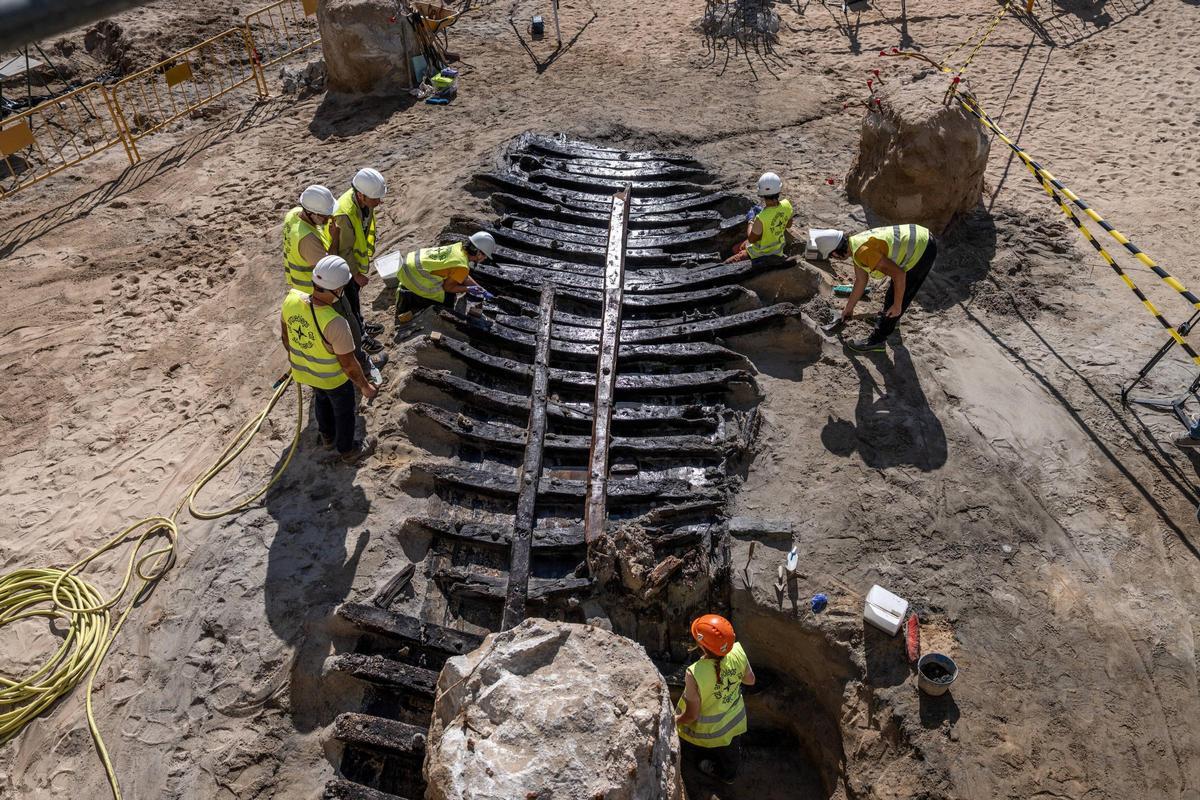 Un barco del siglo XV emerge entre las obras de la Ciutadella del Coneixement en Barcelona
