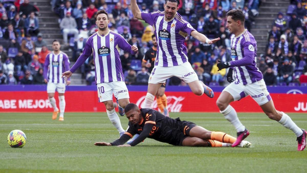 El Valencia no es capaz de ganarle a nadie. Solo una victoria en las diez últimas jornadas. Ni siquiera pudo con un Real Valladolid que llegaba al partido con la cuarta peor racha goleadora de toda la historia de LaLiga