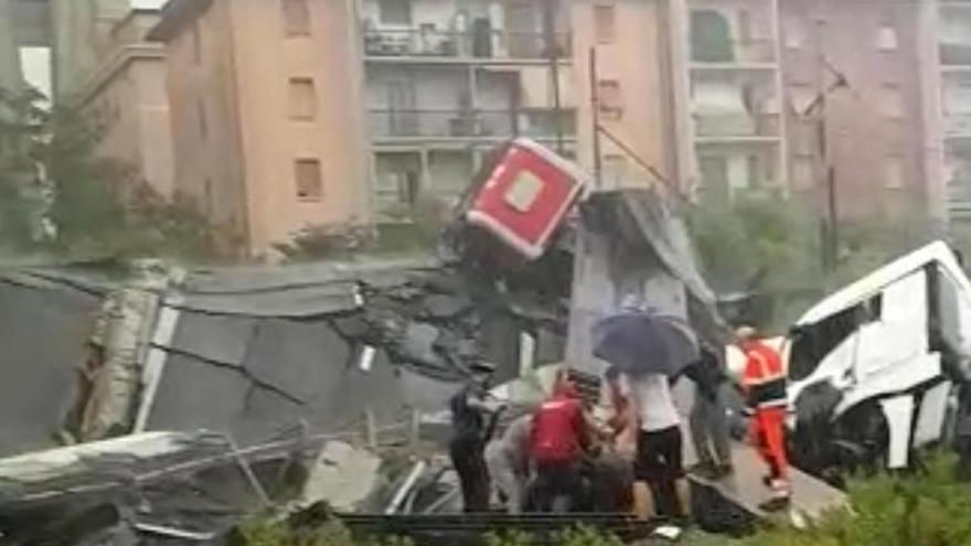 Decenas de muertos al desplomarse un puente de una autopista en Génova