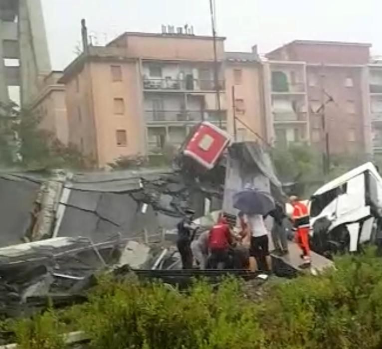 Decenas de muertos al desplomarse un puente de una autopista en Génova
