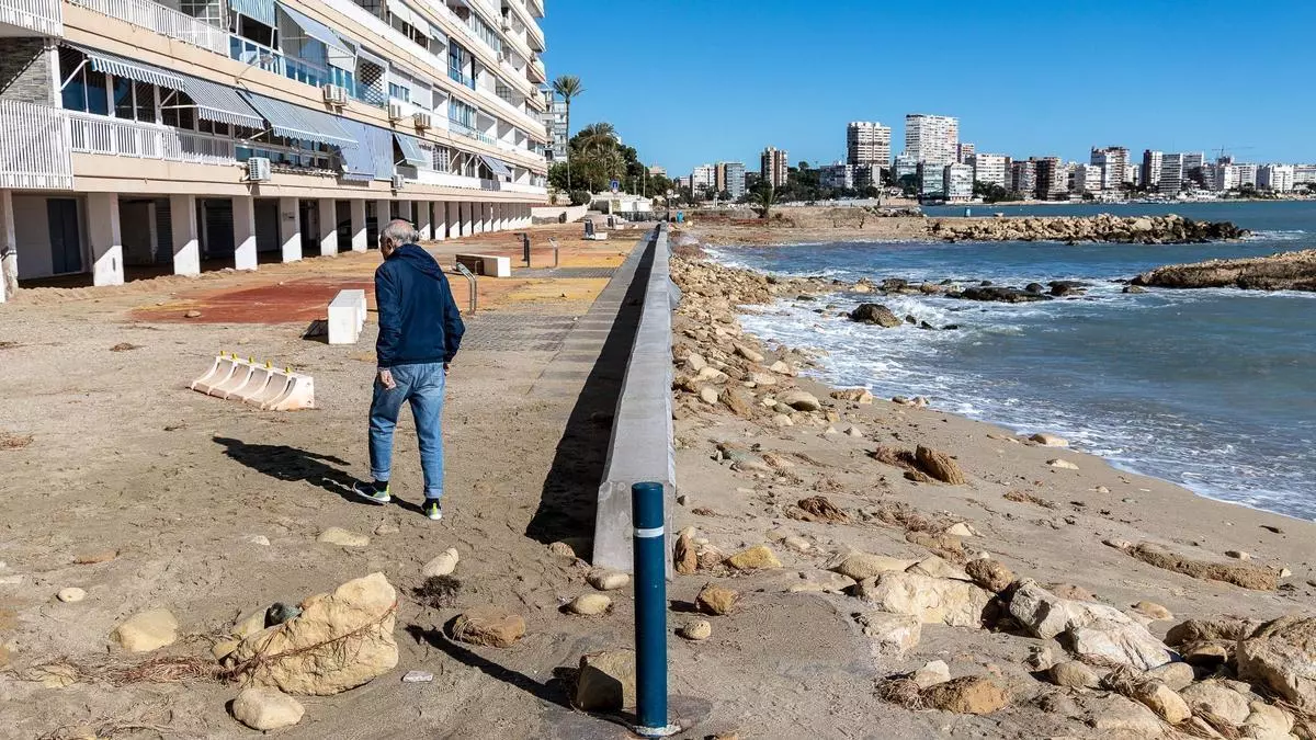 El muro de contención recién renovado en Albufereta no resiste a las olas