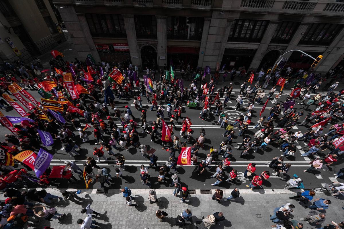 Manifestación del Primero de Mayo que arranca a las 12.00 horas en la Plaça d’Urquinaona y recorre el centro de la ciudad hasta finalizar ante el edificio histórico de Correos de Barcelona.