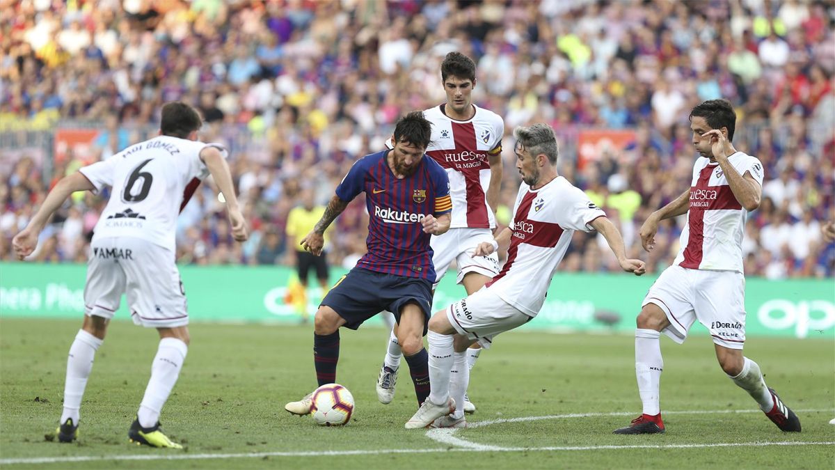 Messi marcó dos goles en la única visita del Huesca en la Liga