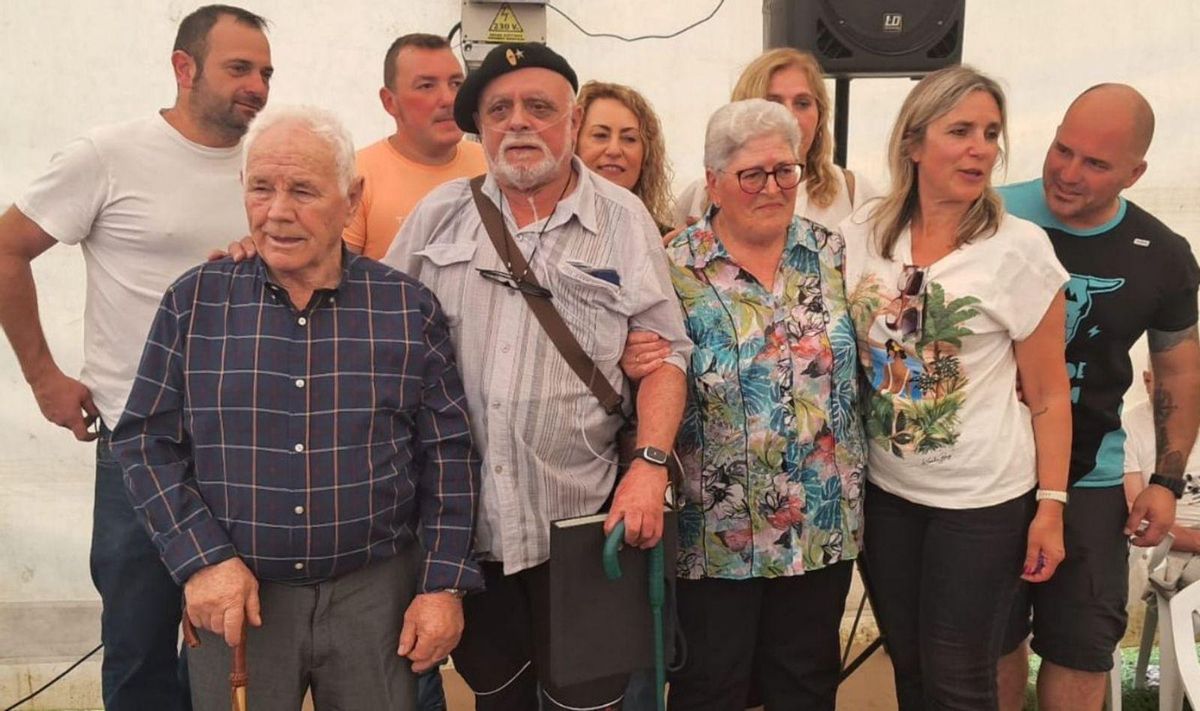 En primer término, Ángel Fernández, Beni el Cesteru y Remedio Brenes, tras recibir sus distinciones, en compañía de representantes de Lena y Quirós. | D. M.