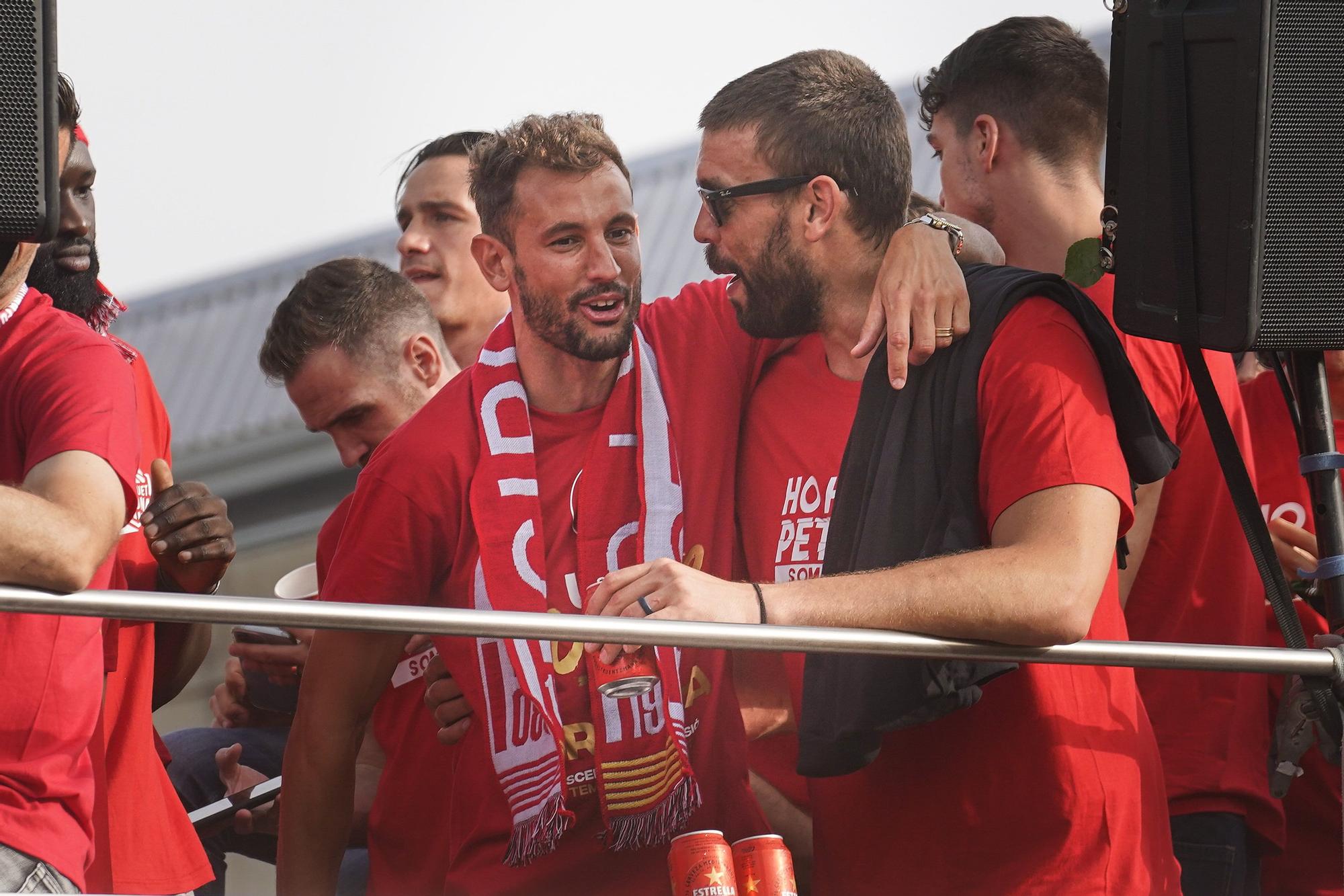 Les millors imatges de la rua de celebració del Girona i el Bàsquet Girona