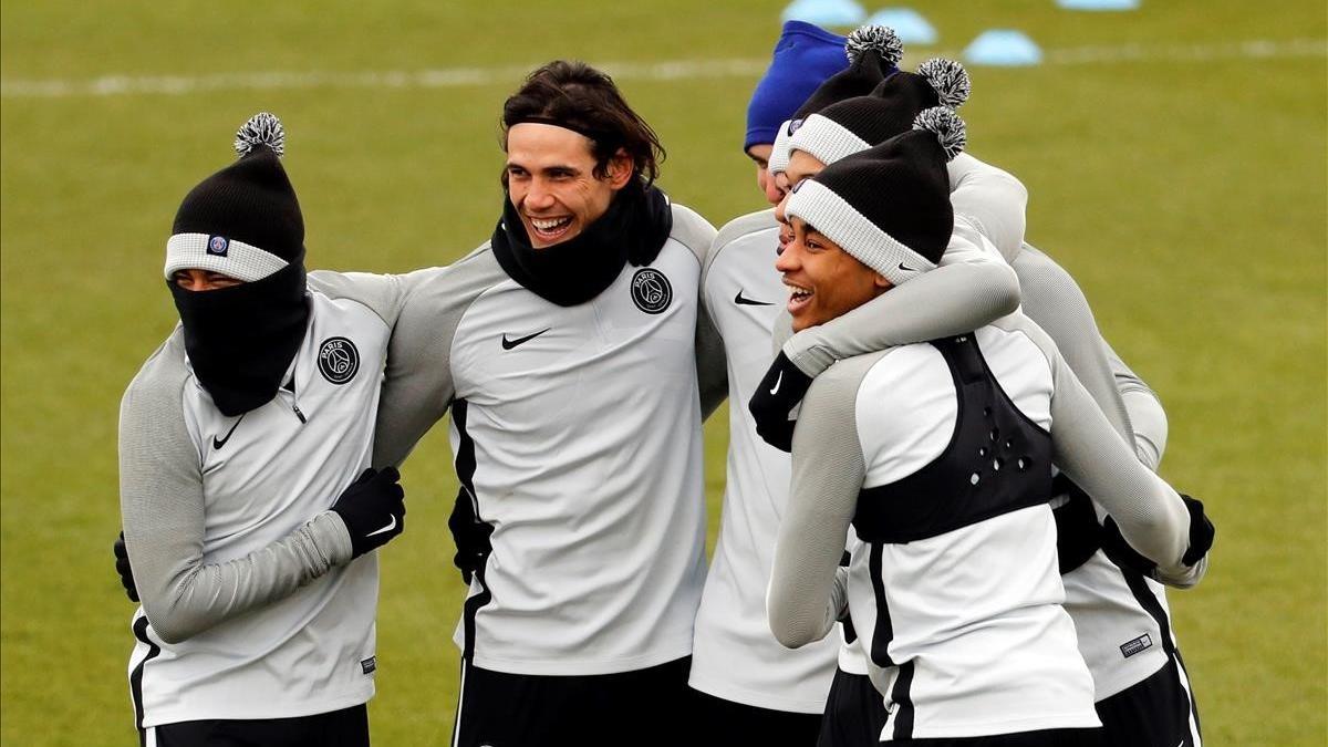 Neymar, Cavani y Mbappé se divierten durante el entrenamiento que realizaron antes de viajar a Madrid