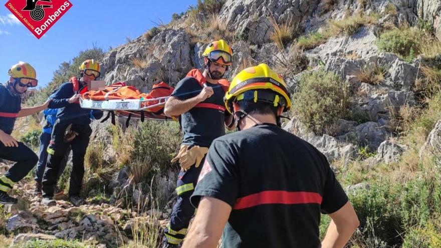 Rescatan en camilla a una mujer accidentada en la sierra de Bèrnia