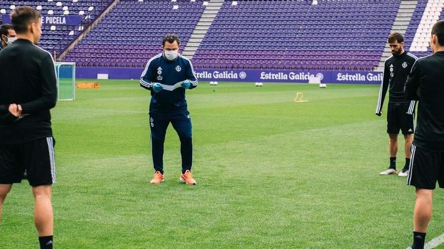 Sergio González da instrucciones a los jugadores del Valladolid en el entrenamiento de este miércoles | EFE