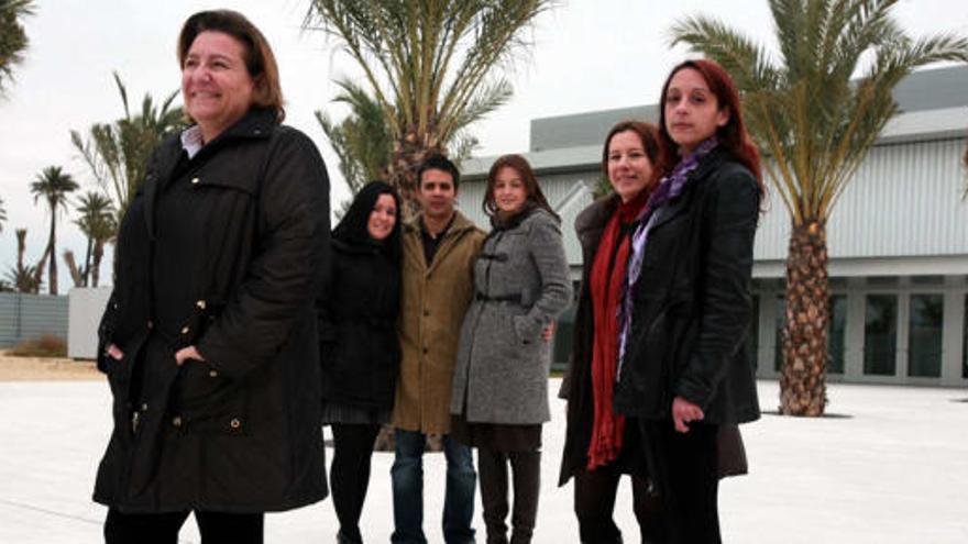 La directora del parque científico de la UMH, Tonia Salinas, al frente del equipo técnico, a la entrada de la futura sede del complejo aún por inaugurar.