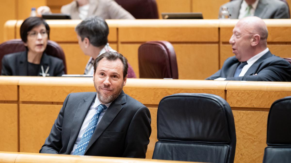 El ministro de Transportes y Movilidad Sostenible, Óscar Puente, durante una sesión plenaria del Senado, a 12 de diciembre de 2023, en Madrid (España). Tras el Pleno del Congreso donde se ha realizado el primer debate de la proposición de Ley de Amnistía