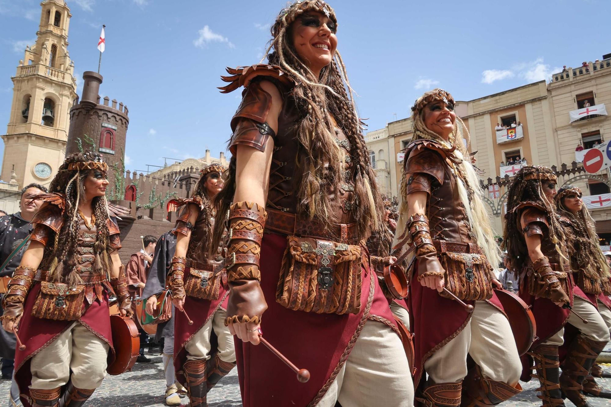 Alcoy se entrega al espectáculo de las tropas cristianas