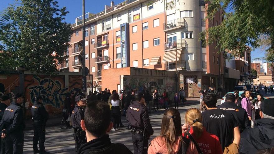 Los alumnos del IES Mariano Baquero salen de clase &#039;escoltados&#039; por la Policía