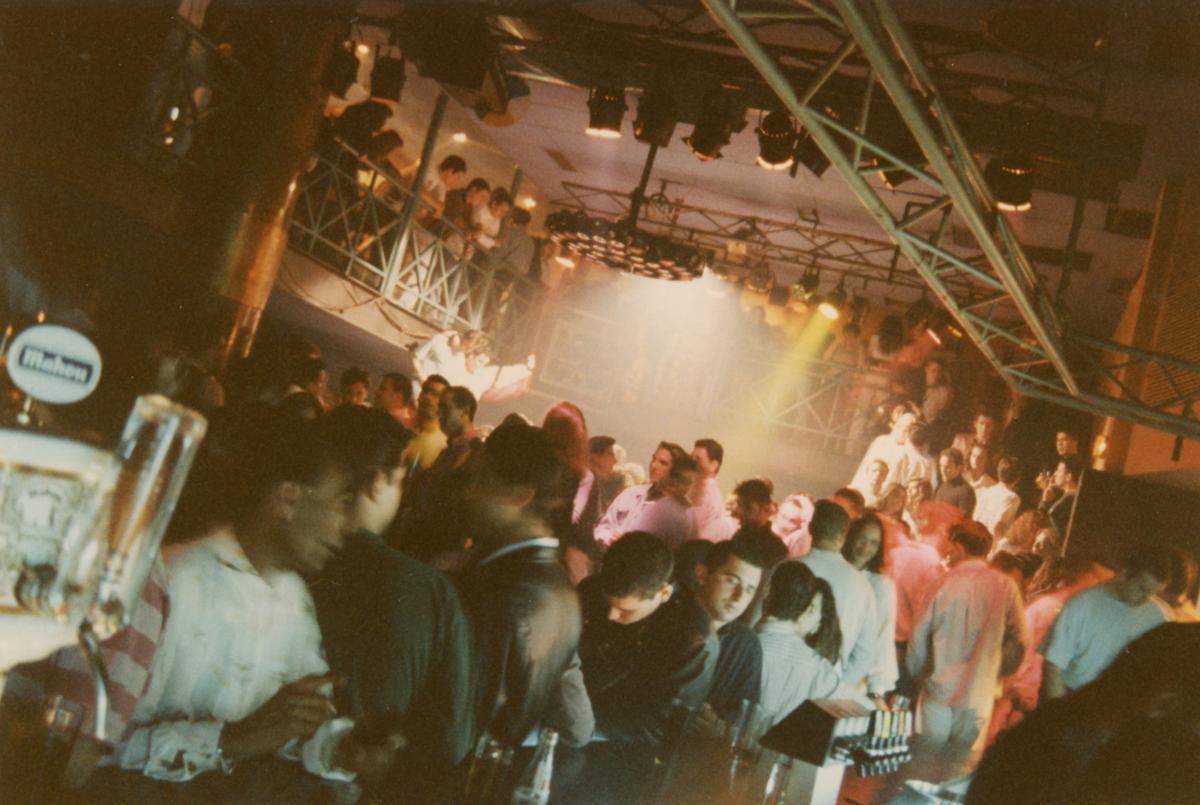 Ambiente de la discoteca Plató en los años 90.