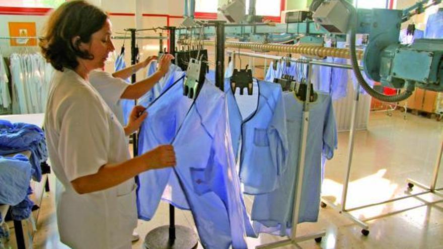 La lavandería del Hospital de Cabueñes se refuerza con la ropa de Mieres y  Avilés - La Nueva España
