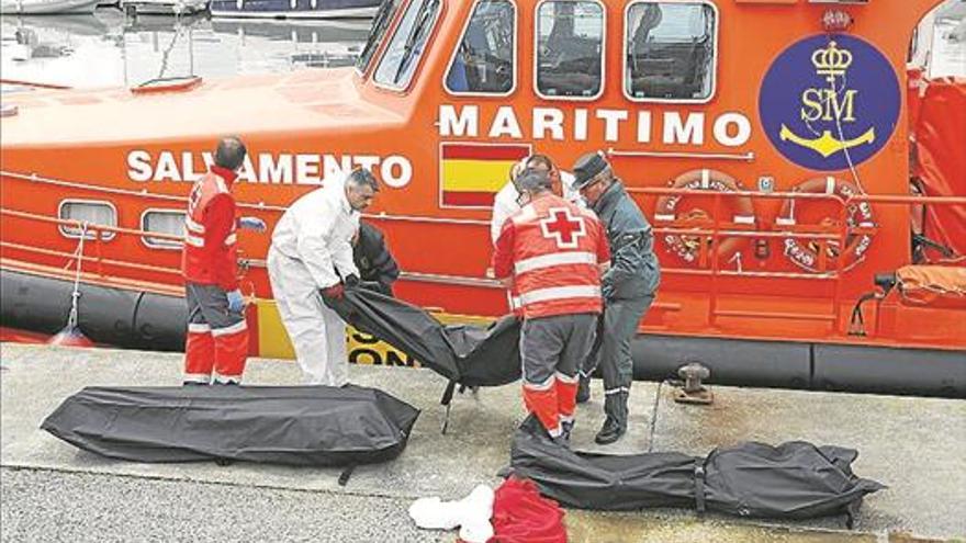 Mueren tres subsaharianos al hundirse la barca de juguete