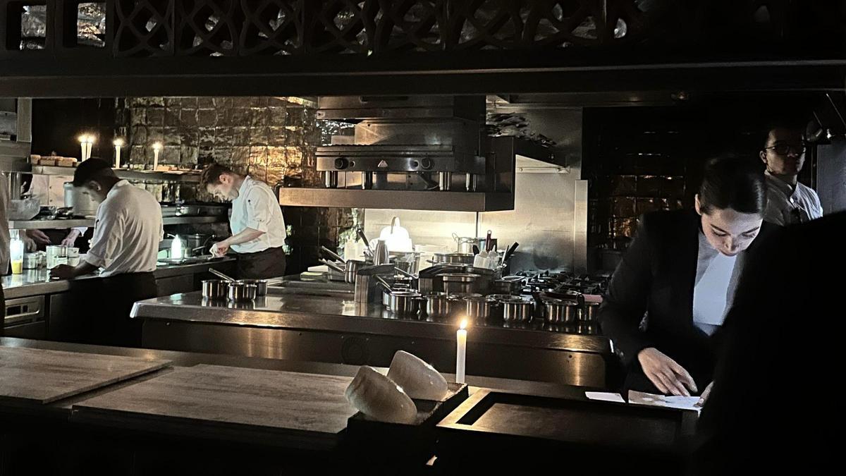El panorama de este lunes en el restaurante Disfrutar, con tres estrellas Michelin, en pleno apagón.