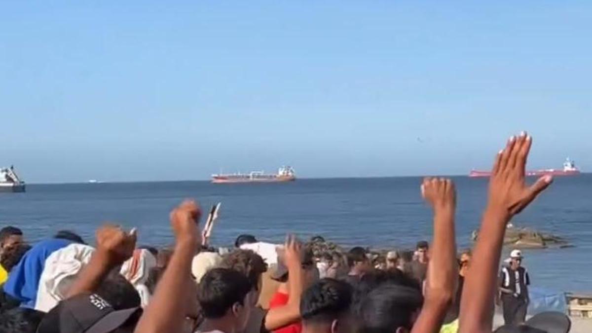 Protesta de migrantes en la playa del Trampolín de Ceuta durante el reparto de comida el 26 de agosto.