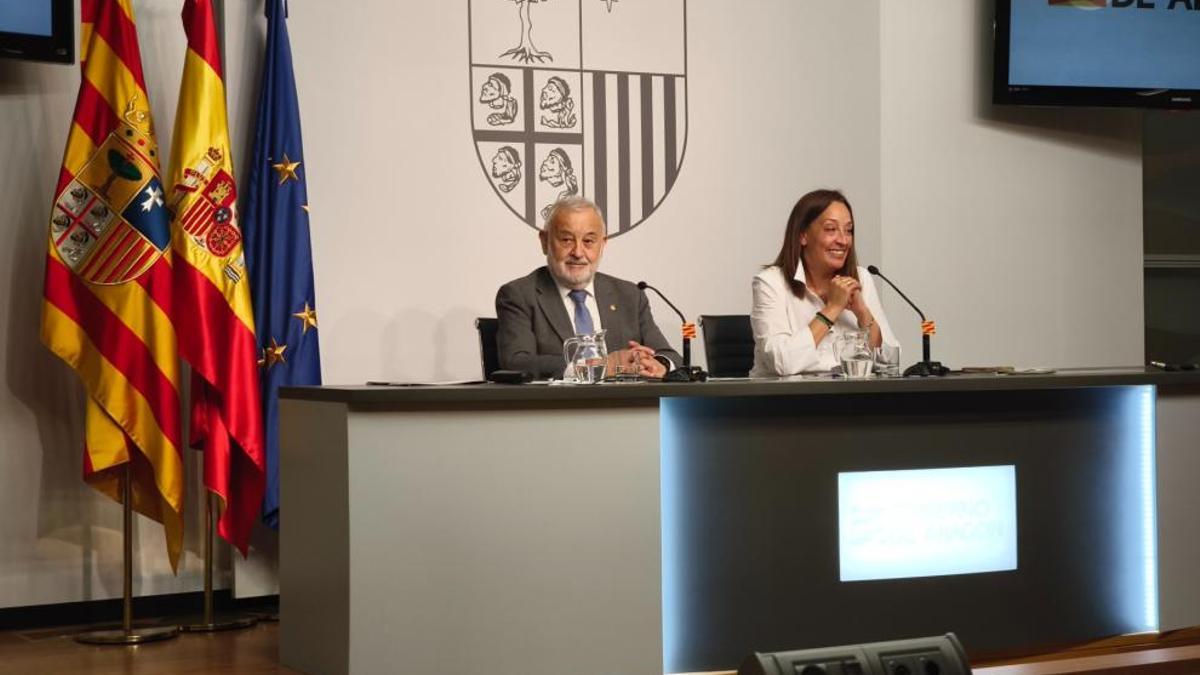 La consejera de Bienestar Social y Familia, Carmen Susín, y el gerente del Instituto Aragonés de Servicios Sociales (IASS), Ángel Val