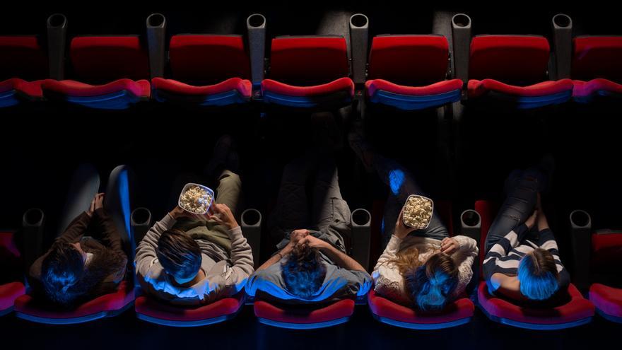 Un grupo de espectadores disfruta de una película en la gran pantalla