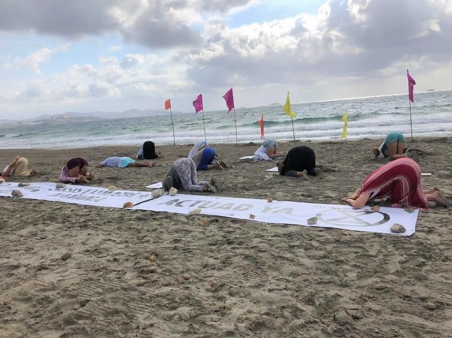 Acción de Extinction Rebellion Ibiza en Platja d'en Bossa